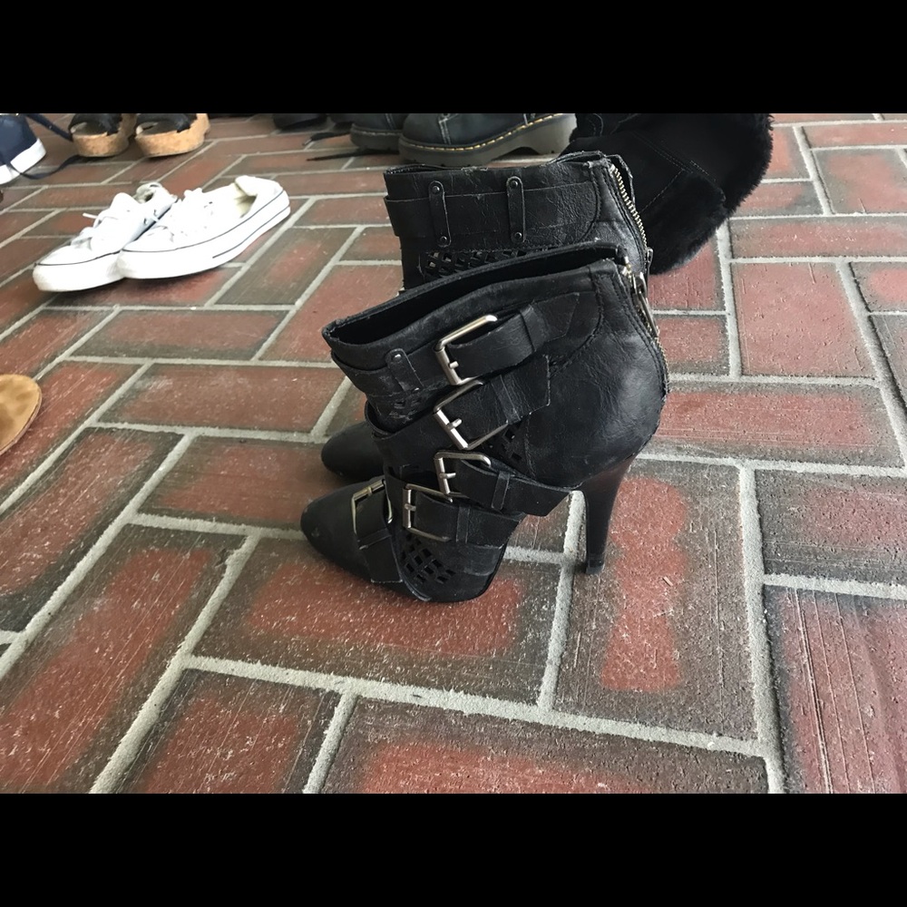 Carlos Santana Strappy Ankle boot